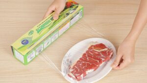 7 sai lầm khi dùng màng bọc thực phẩm ảnh hưởng sức khỏe 7-sai-lam-khi-dung-mang-boc-thuc-pham-anh-huong-suc-khoe-avt-1200×676-1